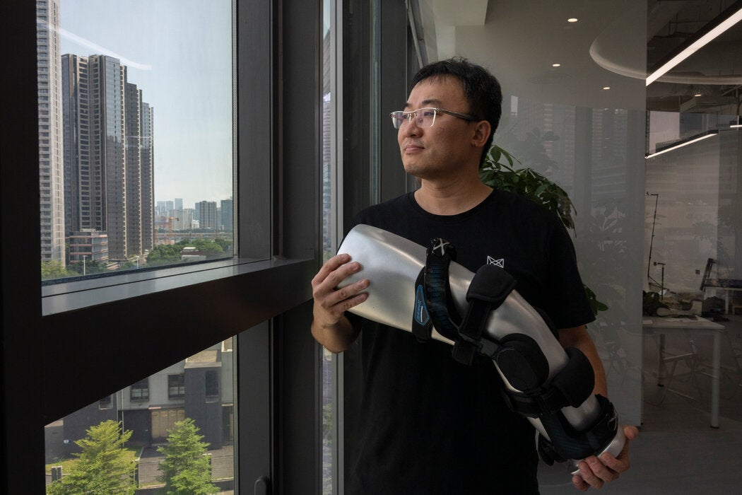 2025年,奇诺动力联合创始人兼董事长梁哲在中国深圳的办公室里。他的公司为行动不便的人制造机器人外骨骼。