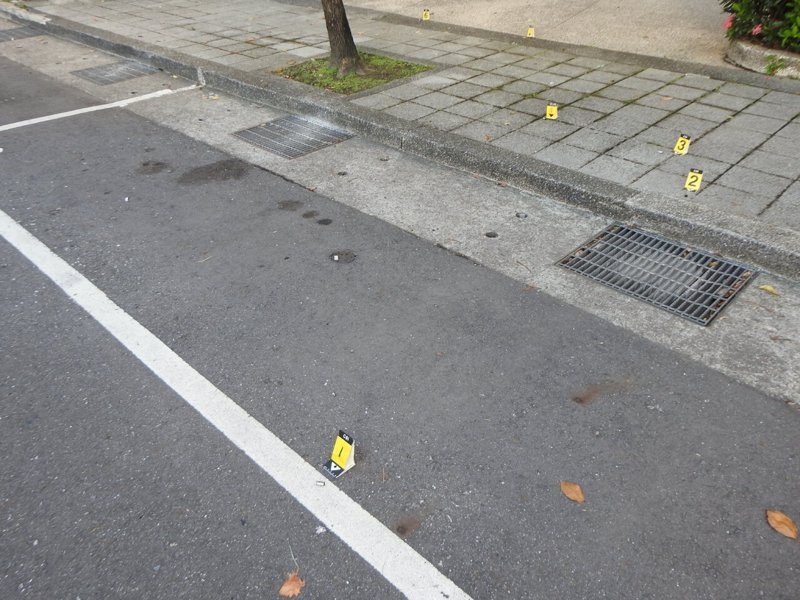 新北市江姓男子疑因債務糾紛昨深夜遭砍1刀,江男不滿遭力今天凌晨負傷涉嫌在三峽區連開數槍洩憤後,再持槍投案。記者王長鼎/翻攝