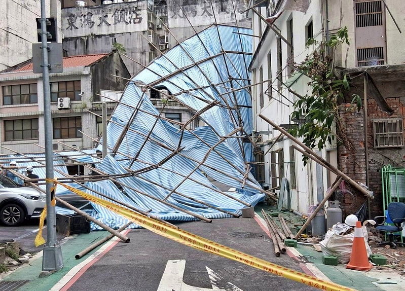 今天下午1點多，中山區民權西路10巷和中山北路二段128巷口傳出有施工鷹架倒塌。記者翁至成／翻攝