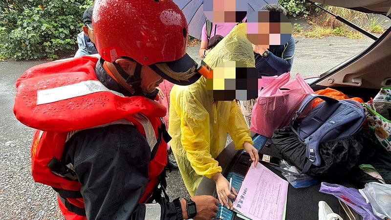 南澳安檢所人員今天發現有車輛停在神秘沙灘入口,透過望遠鏡發現5名遊客已進入管制區走向海蝕洞,安檢人員趕赴現場攔阻,依法開單舉發並函送縣府,最高可開罰25萬元。圖/海巡提供