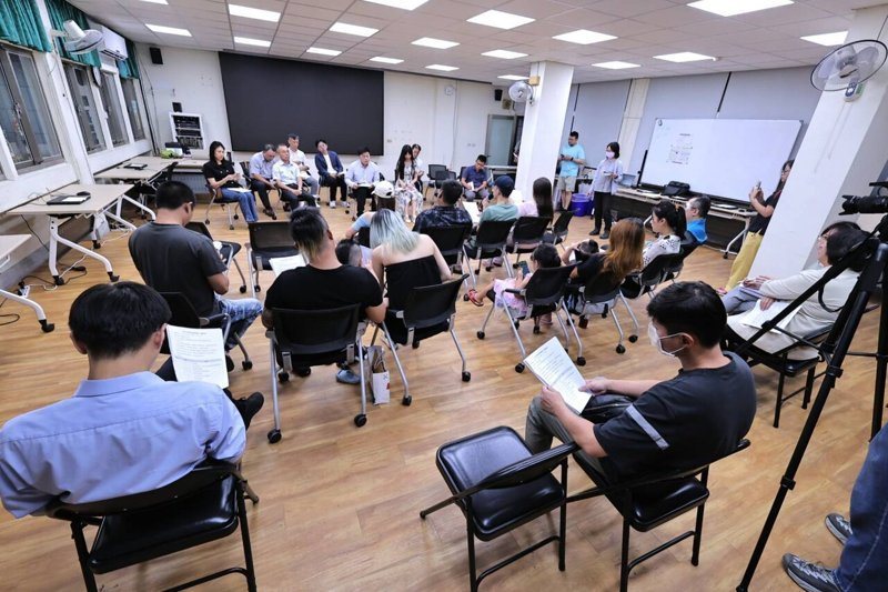 基市府昨晚在百福國中校史室,召開名人幼兒園第7次家長聯繫會議,市長謝國樑派跨局處調查小組召集人、秘書長謝孝昆代理主持。圖/基市府提供