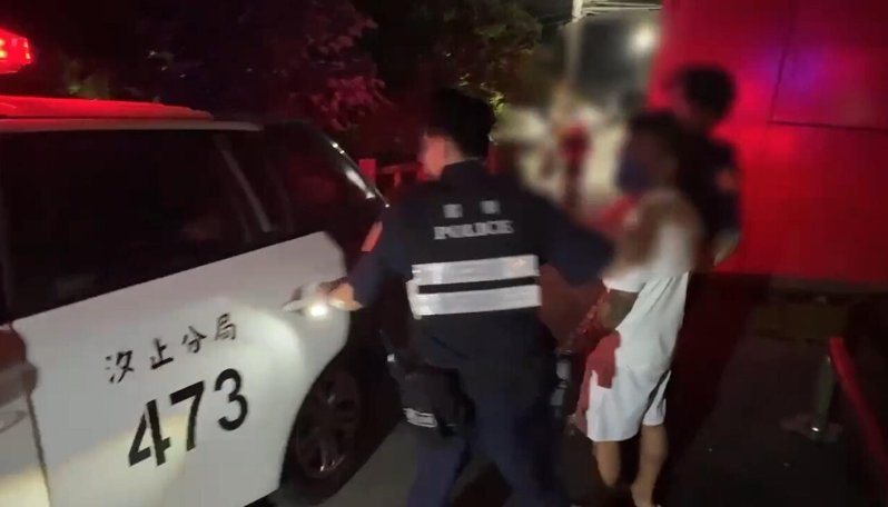 新北市汐止區昨夜驚傳持刀砍人案，雙方疑感情糾紛，余姓男子遭許姓男子持利器砍殺4刀，警方漏夜追緝2小時速逮2嫌到案。記者王長鼎／翻攝