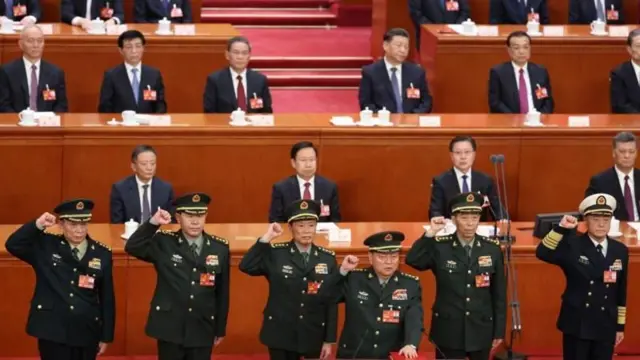 2023年两会,张又侠带领除习近平外的军委委员宣誓,目前这六人中除最左边的纪委书记张升民外,全部落马。