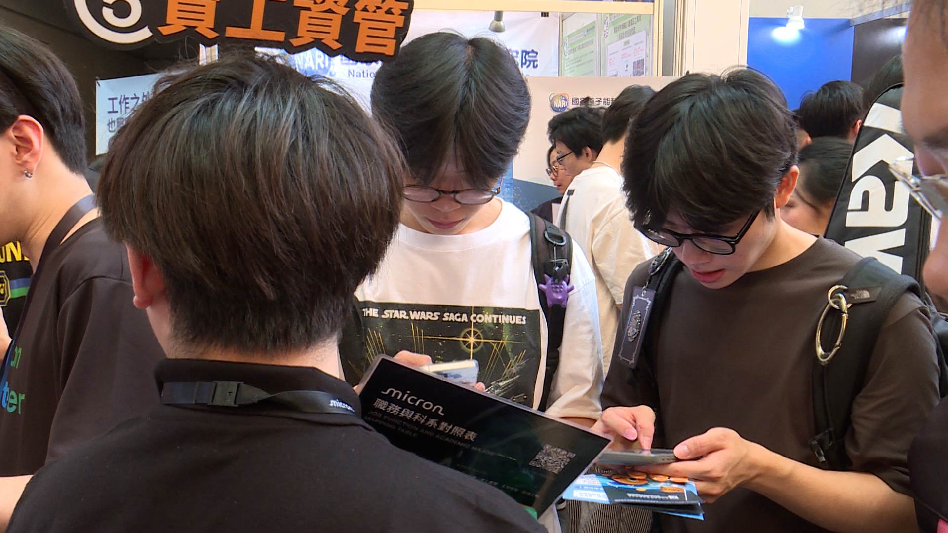 清大秋季徵才博覽會現場，記憶體與半導體相關攤位吸引不少學生前往了解職涯機會。（圖／東森新聞）