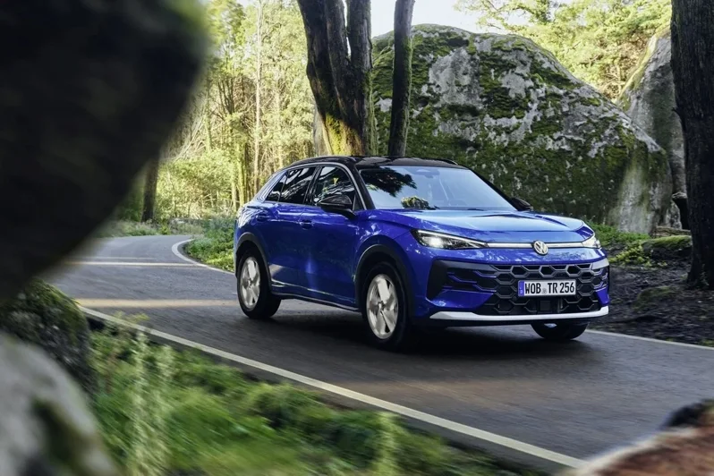 The all-new T-Roc首度搭載48V eTSI 輕油電動力系統,不僅起步輕快更經濟節能,而俐落車身線條與現代化設計語彙,搭配IQ.LIGHT:LED Matrix矩陣式頭燈及前後廠徽光標定位燈,展現鮮明且富有辨識度的動感風貌。 圖/Volkswagen 提供