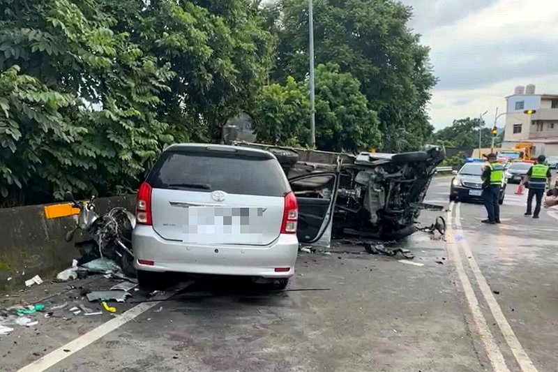 一輛銀色休旅車今行經南投名間員集路時，逆向衝入對向車道，對向小貨車閃避不及，兩車對撞造成3人死亡。圖／民眾提供