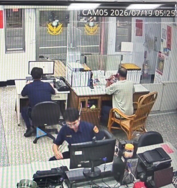 員警撥打公務電話,通報相關單位協尋。記者游明煌/翻攝