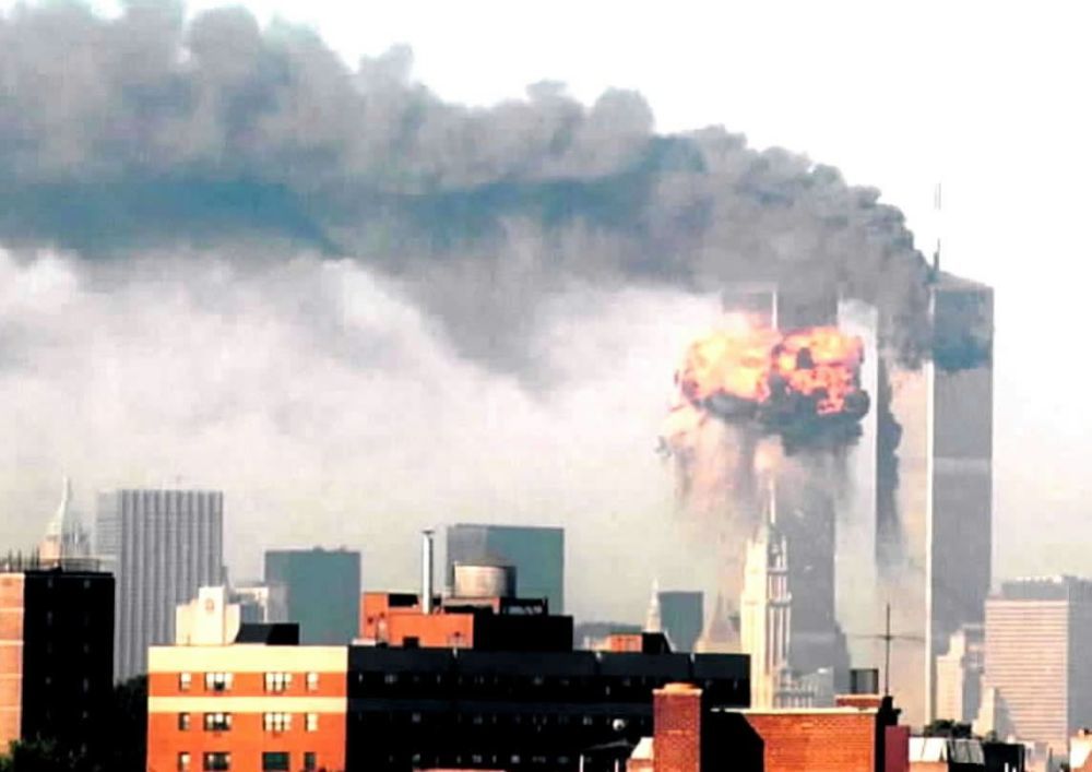↑2001年9月11日早晨,美国4架民航飞机遭恐怖分子劫持,其中两架撞击了纽约世界贸易中心,两座塔楼相继坍塌,一架飞机撞击了华盛顿五角大楼,另一架在宾夕法尼亚坠毁。这起恐怖袭击事件共造成3300多人死亡或失踪,并给美国经济带来严重影响。这是纽约世贸大楼被恐怖分子撞击后浓烟滚滚。新华社记者 钱瑜 摄