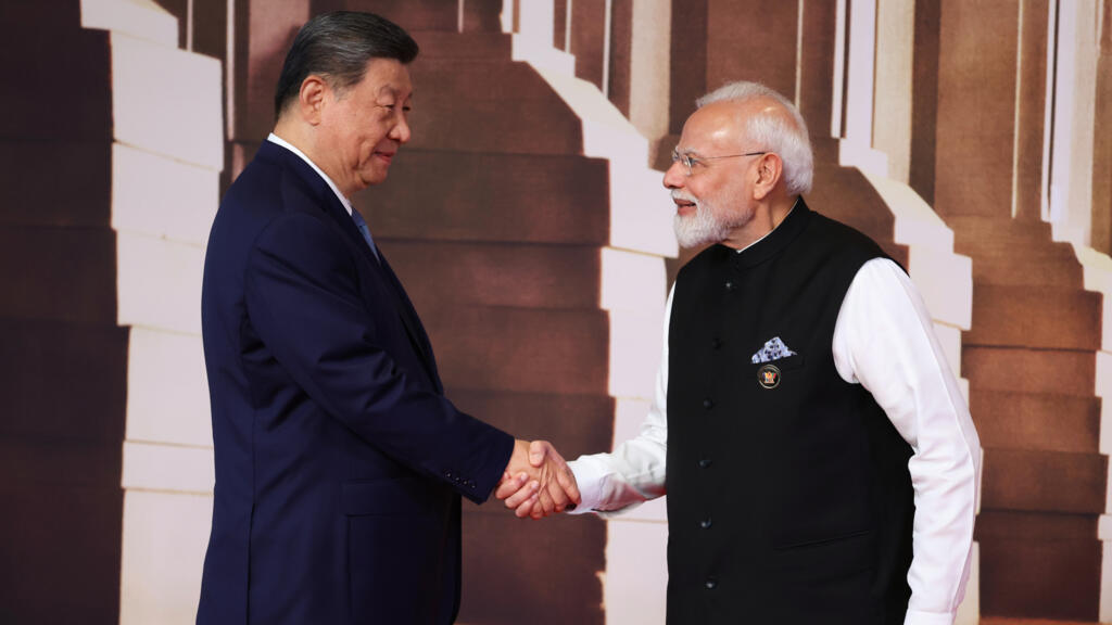 9月12日，在印度新德里举行的金砖国家峰会欢迎仪式上，中国国家主席习近平（左）与印度总理纳伦德拉·莫迪握手。