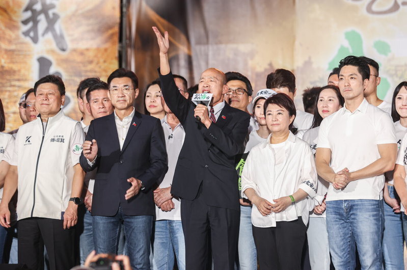 由藍白號召的「我是人，我反毒台」反對毒油抗議於凱道舉行，立法院長韓國瑜（中）偕同國民黨總召傅崐萁（左一）、副院長江啟臣（左二）、台中市長盧秀燕（右二）、台北市長蔣萬安（右一）出席。記者曾原信／攝影