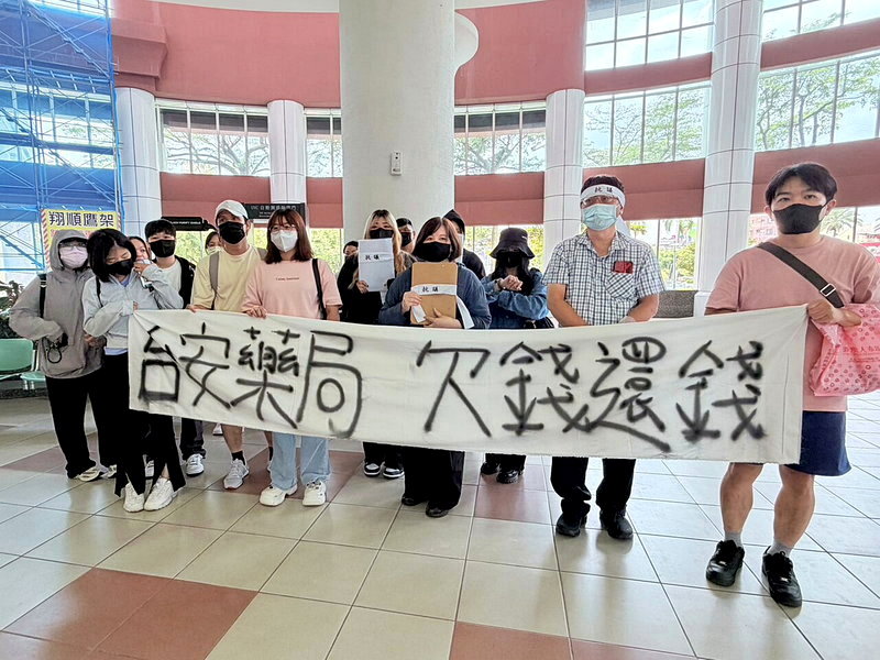 台安藥局經營不善並爆發欠薪風波,數十名員工今天到台南市議會陳情,市長黃偉哲與南市勞工局長王鑫基允協助追討債權。記者吳淑玲/攝影