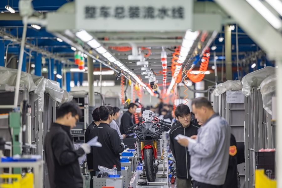 2026年4月1日，工作人员在重庆两江新区“张雪机车”生产车间整车总装流水线上作业。新华社记者 黄伟 摄