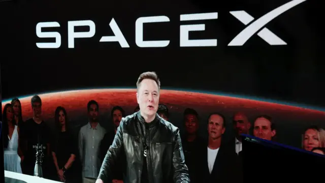 马斯克身穿黑色皮褛，透过视像连线，在SpaceX于纳斯达克上市时发表讲话（12/6/2026）