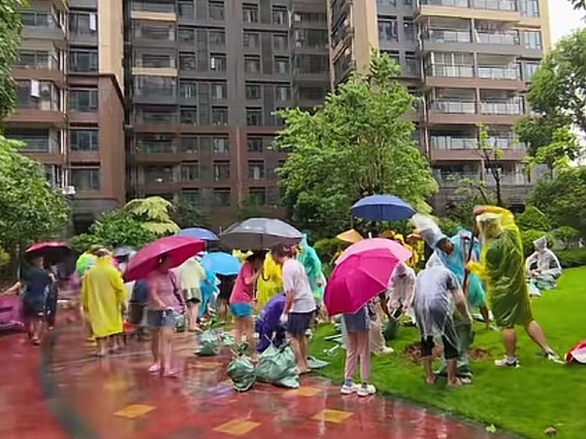 △业主自发挖土制作沙袋。