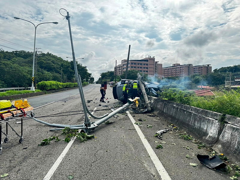 老婦駕駛休旅車行經台一線公路苗栗造橋南下路段, 車輛突然失控自撞路邊護欄,並撞毀路邊電線桿、電信桿及閃燈號誌桿,車體扭曲嚴重變形。圖/民眾提供