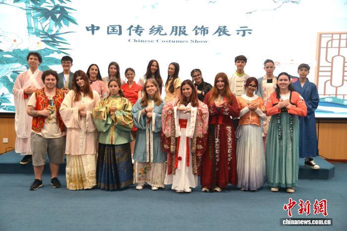 7月5日,海南三亚,意大利青少年们身着中国传统服饰,展示新学习的中国传统礼仪。张月和 摄