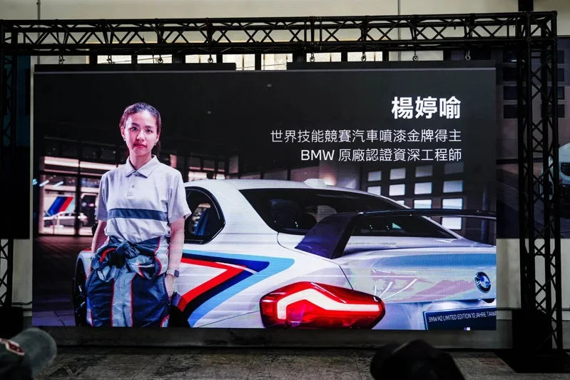 2019世界技能競賽汽車噴漆金牌得主的楊婷喻親自進行手工噴塗,手工製程累計耗時超過80小時。 記者趙駿宏/攝影