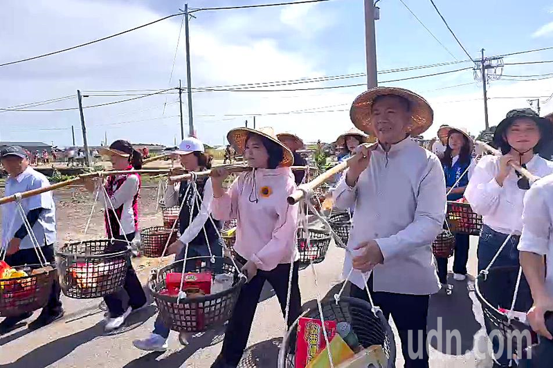 雲林縣長張麗善(右三)和議長黃凱(右二)跟隨村民展開千人步行挑飯擔,並主持祭典,為年度牽水狀拉開序幕。記者蔡維斌/攝影