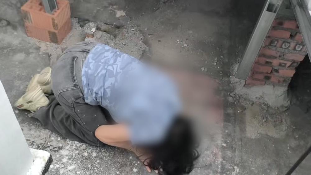 △犯罪嫌疑人陈某芬回到泸州指认现场时,向被害人忏悔/图源新华社