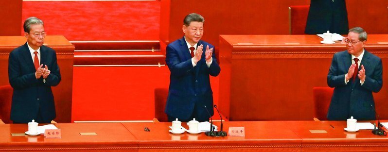 <a href='/search/tagging/2/中共' rel='中共' data-rel='/2/103283' class='tag'><strong>中共</strong></a>昨日上午在北京人民大會堂舉行105周年黨慶大會,圖為中共總書記<a href='/search/tagging/2/習近平' rel='習近平' data-rel='/2/104792' class='tag'><strong>習近平</strong></a>(中)、大陸總理李強(右)、大陸人大委員長趙樂際(左)等中共高層出席。 歐新社