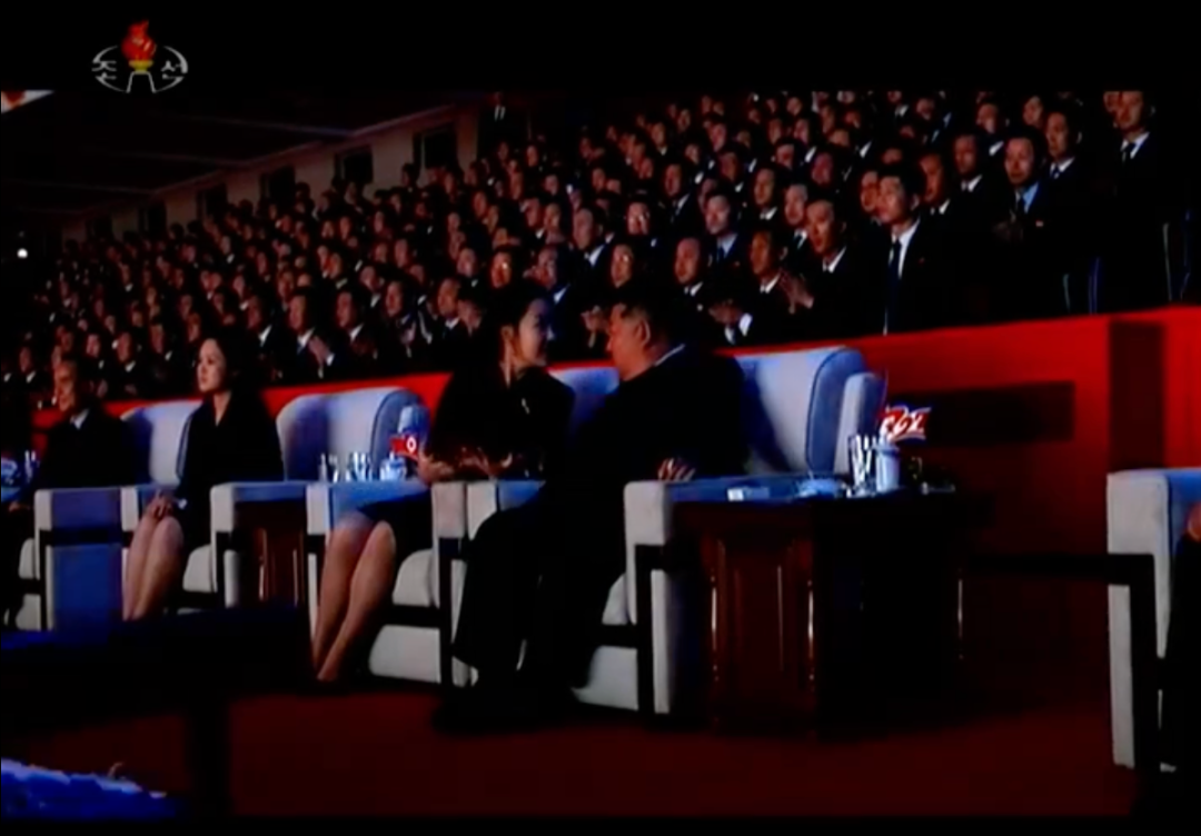 7月27日,金正恩携妻女出席祖国解放战争胜利73周年纪念演出。在演出过程中,金正恩和女儿交谈。图/朝鲜中央电视台报道截图。