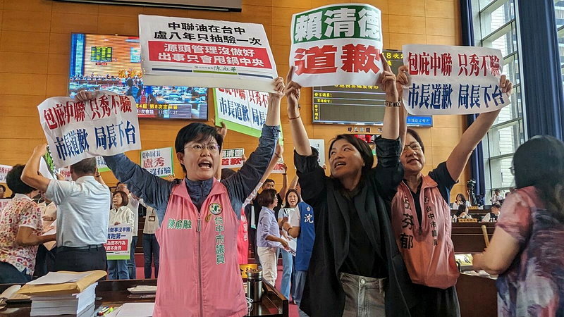 台中市議會藍綠黨團昨天因致癌油議題,紛紛衝上備詢台區域,舉牌要求賴總統或台中市長盧秀燕道歉。記者陳敬丰/攝影
