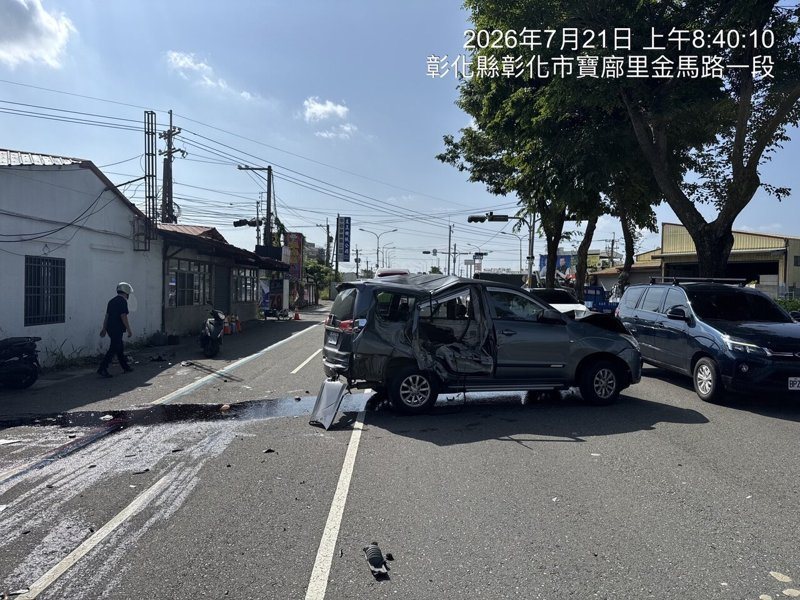 一輛軍用大卡車今天上午行經彰化市金馬陸橋附近,在迴轉時,與柯女駕駛的轎車發生碰撞,柯女自稱有輕微腦震盪,送醫治療,此一車禍事故,由警方會同彰化憲兵隊調查中。圖/警方提供