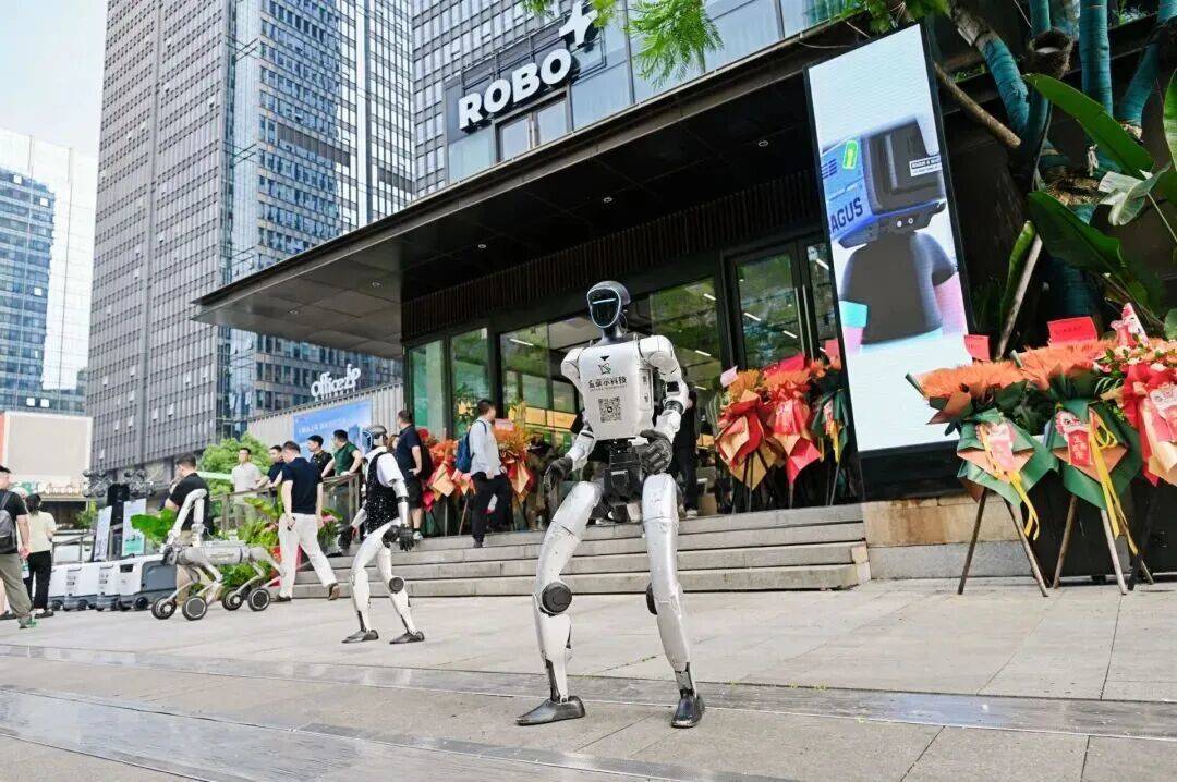 交子大道机器人街区超级场景启动ROBO+智能机器人旗舰店全国首店开业。图据成都高新
