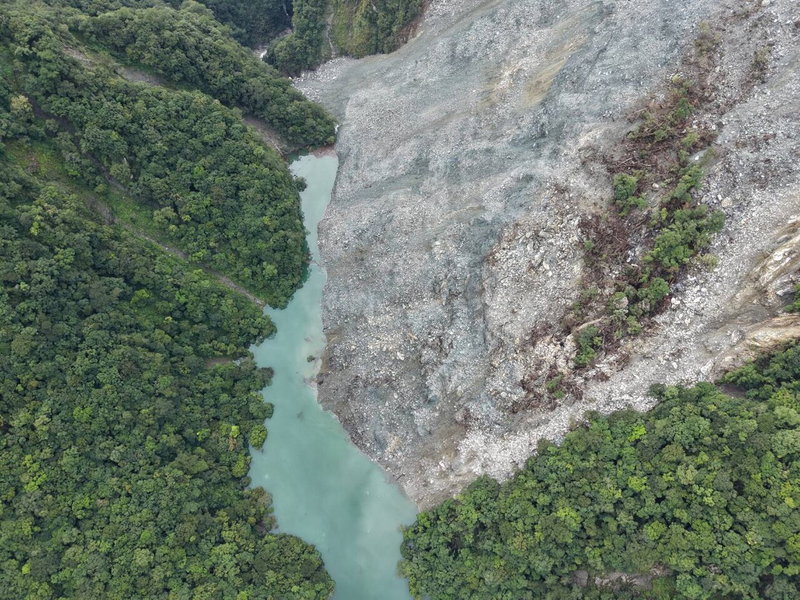 萬里溪堰塞湖持續穩定溢流,不過壩頂右側崩塌土石仍持續沿邊坡緩慢滑動並堆積於河床,林保署花蓮分署將持續追蹤監測。圖/林保署花蓮分署提供