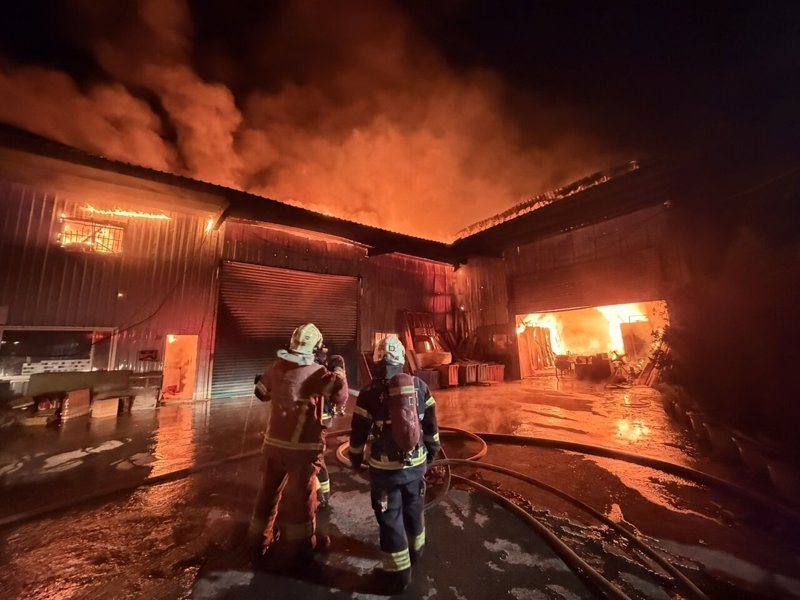 新北市林口頂福地區昨天深夜11時許發生鐵皮工廠火警,起先是1間工廠失火,後來擴大延燒3間。記者林昭彰/翻攝