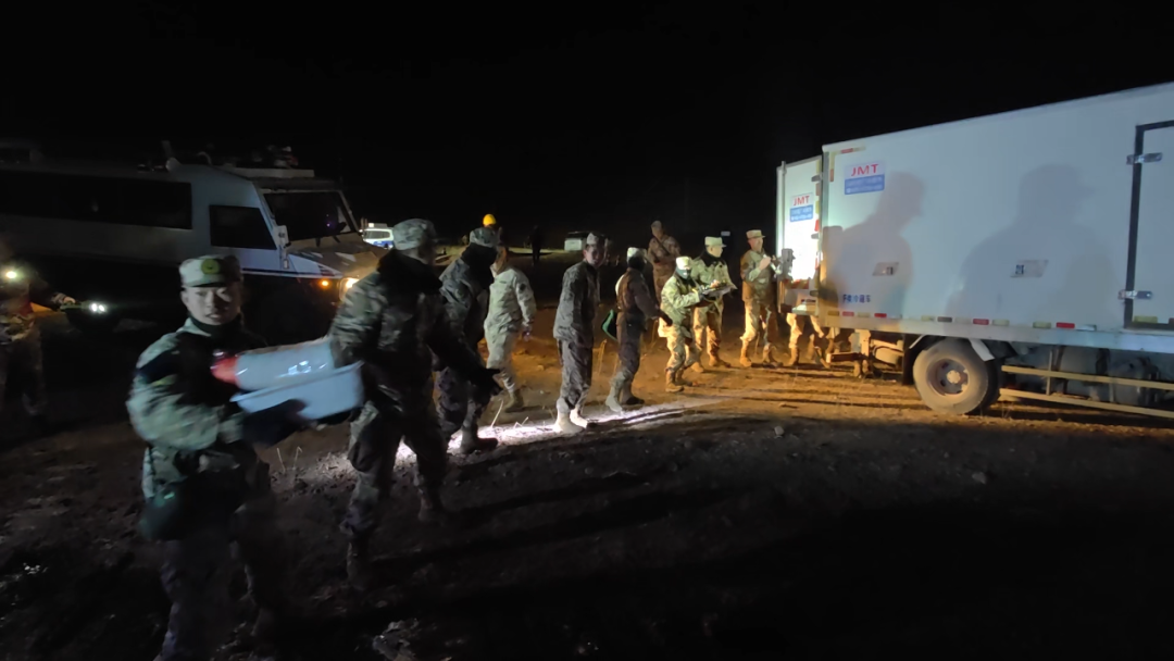 多图丨西藏那曲发生7.0级地震，西部战区官兵连夜救援