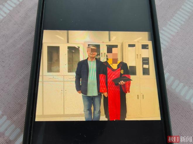 极目深度丨大学讲师带薪脱产读博6年,答辩前脑出血倒在宿舍,妻子申请工亡,告赢人社局仍被拒绝认定,副局长:同情其遭遇,但家属可继续告