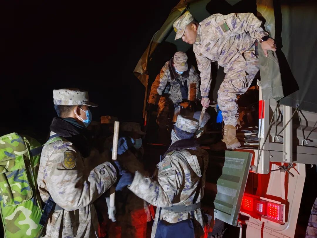 多图丨西藏那曲发生7.0级地震，西部战区官兵连夜救援
