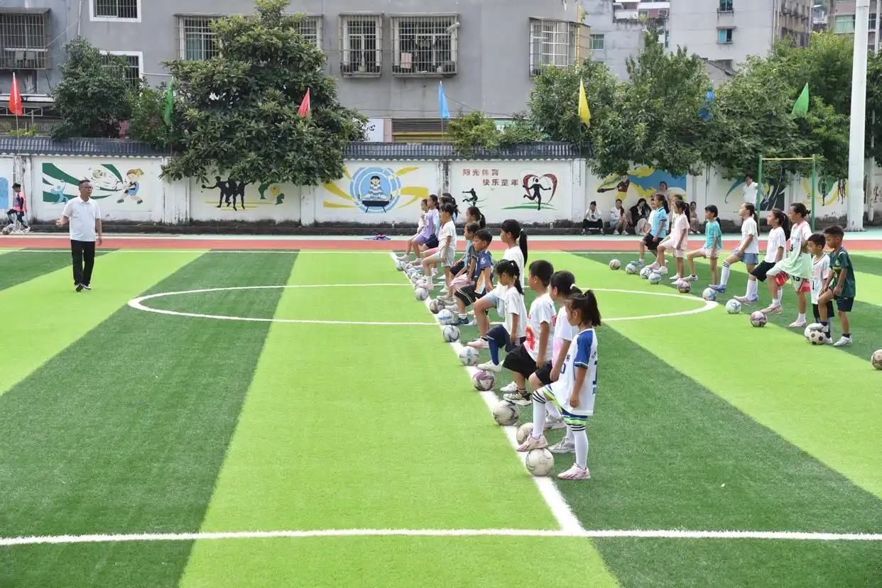 △2026年7月15日,小学生在贵州铜仁市石阡县第一小学足球场参加训练。
