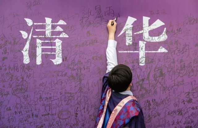 蒋方舟19岁时,被清华大学以降60分的操作破格录取。