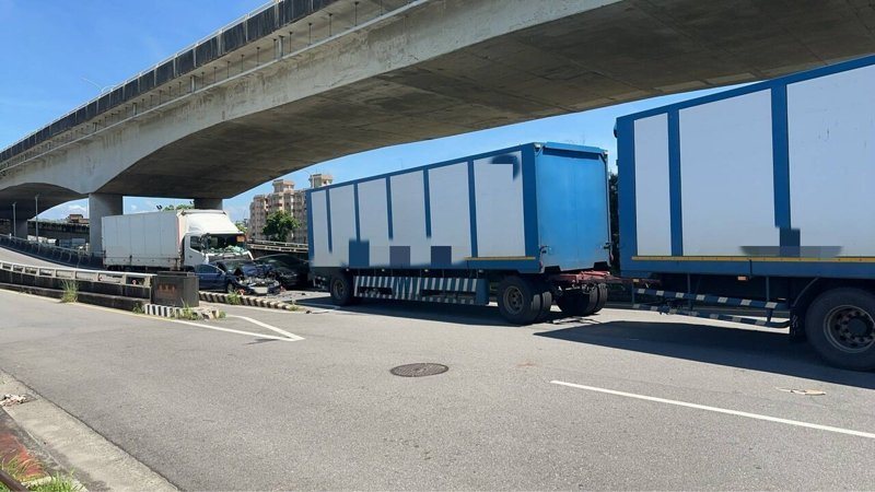 台中龍井今發生一輛大貨車下匝道疑煞車系統故障，追撞三輛轎車、一輛聯結貨車，6人受傷送醫。圖／讀者提供