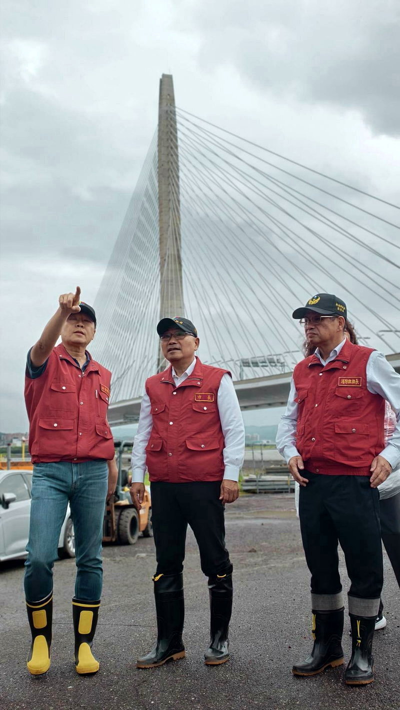 新北市長侯友宜視察淡江大橋防颱。記者黃子騰/翻攝