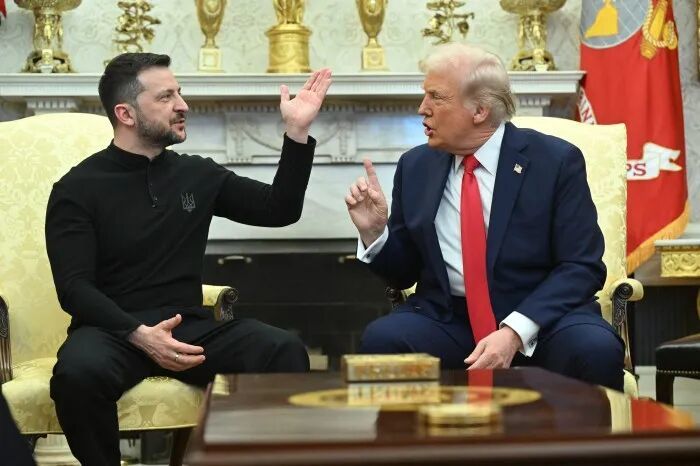 美国总统唐纳德·特朗普和乌克兰总统弗拉基米尔·泽连斯基在椭圆形办公室会晤时互相做手势。