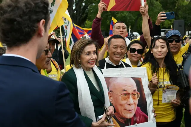 2026年9月24日，中国国家主席习近平在白宫与美国总统唐纳德·特朗普会晤后。民主党众议员南希·佩洛西在美国国会大厦外到访“自由西藏”运动的示威者。
