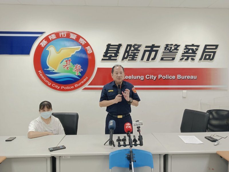 基隆警方今宣導防詐案例,市警局長林信雄(右)建議限制單周提領上限,讓民眾的存款多一層防詐保護機制。記者邱瑞杰/攝影