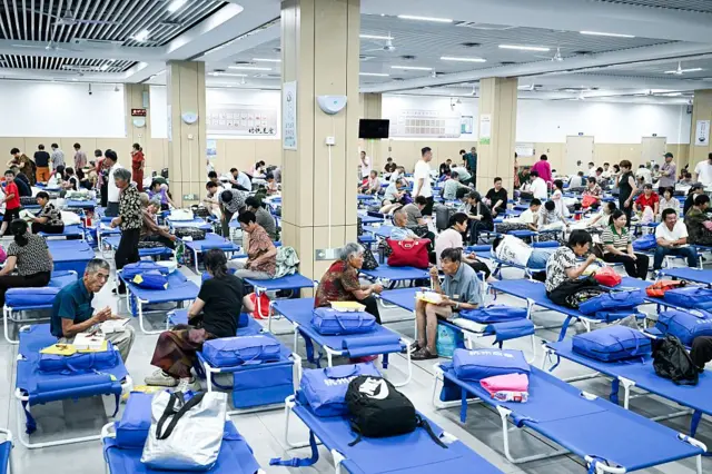 7月11日，中国浙江省杭州市，随着台风“巴威”逼近，村民被疏散至一所小学。