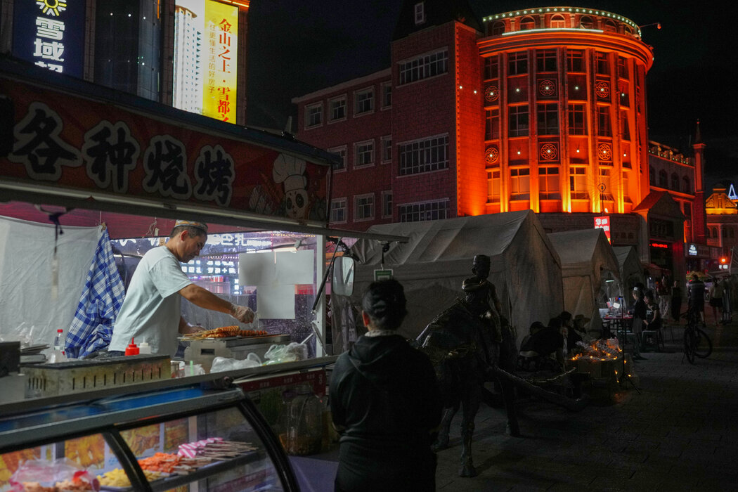新疆阿勒泰地区的一处夜市。中国一直试图削弱该地区的文化与宗教遗产,并强行同化其穆斯林少数民族。