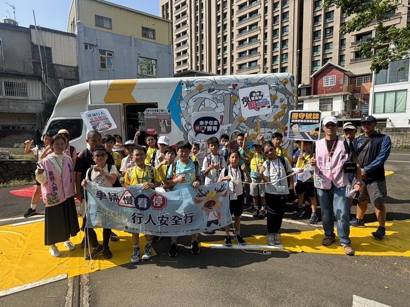 為讓交通安全觀念向下扎根，新竹市監理站昨邀陽光國小28位師生體驗大型車視野死角與內輪差，學童輪流坐上駕駛座，赫然發現原本站在車側、車後的同學竟從後視鏡中「消失」。圖／新竹市監理站提供