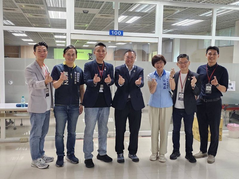 國民黨新北市議員陳偉杰、蔡淑君、白珮茹、宋雨蓁、呂家愷、江怡臻等「新藍圖連線」團隊，今天在板橋舉辦「2026首席幕僚實戰營」，邀集全台30歲以下青年學員齊聚展開2天1夜政治幕僚實戰訓練。圖／新北市議員陳偉杰提供