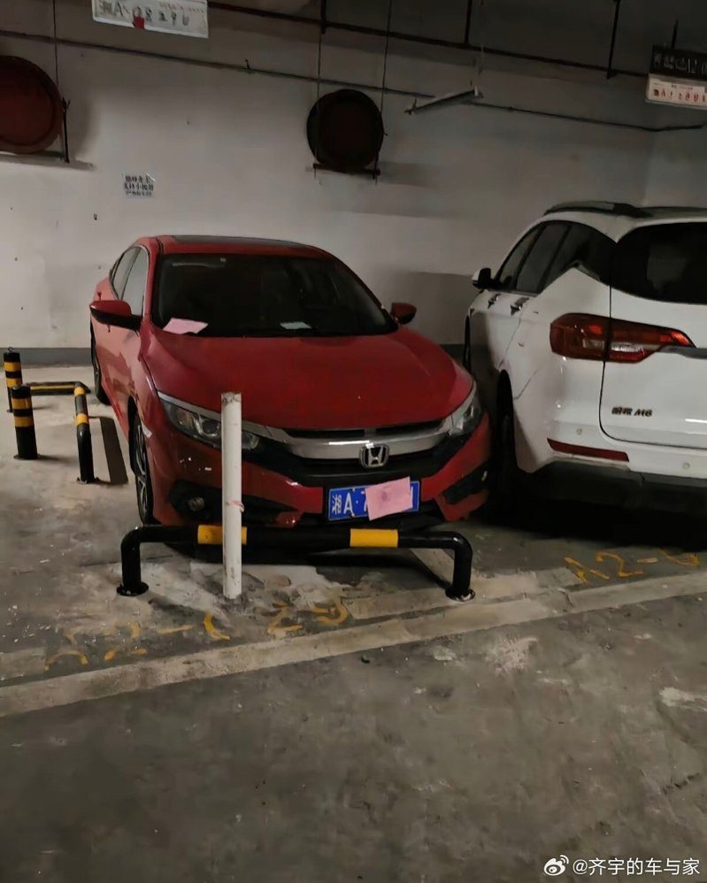 閔先生使用U型欄杆和多根立柱將紅色轎車圍住。(取材自微博)