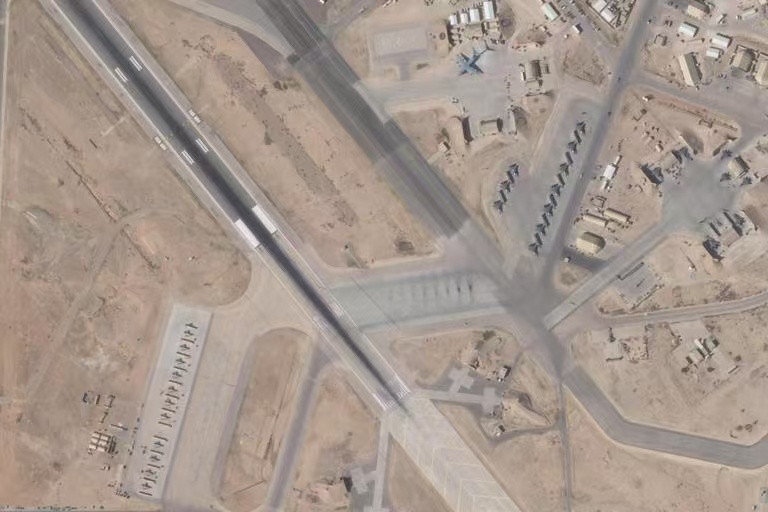 △位于约旦阿兹拉克的美国穆瓦法克·萨尔蒂空军基地。（图源：Planet Labs PBC）