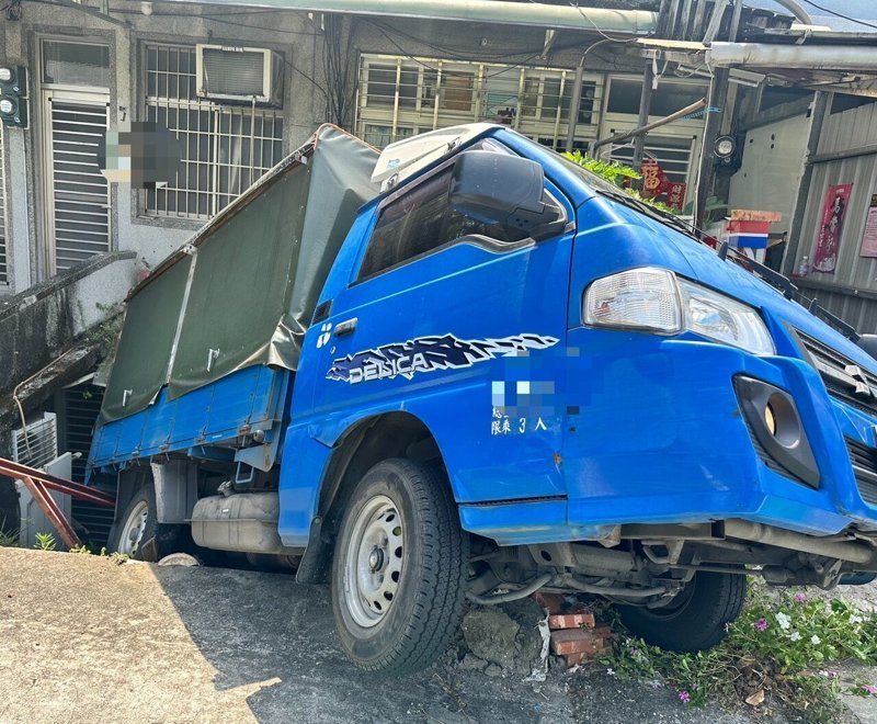 車輛後續墜落路旁邊坡階梯,所幸未波及其他人員。圖/警方提供