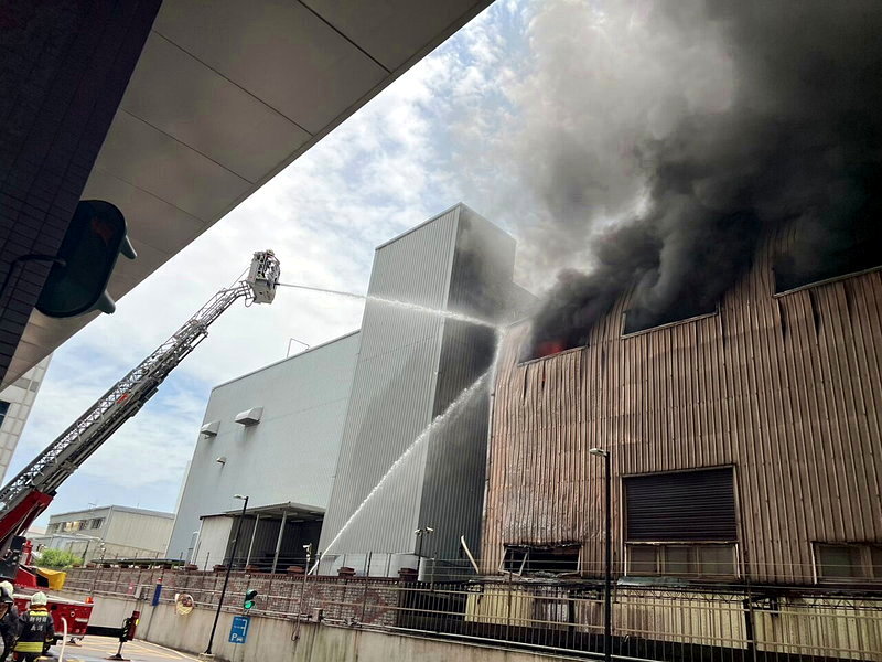 消防人員同時於建築物周邊進行防護作業，防止火勢延燒至鄰近區域。目前現場搶救行動仍持續進行中。圖／新竹縣消防局提供