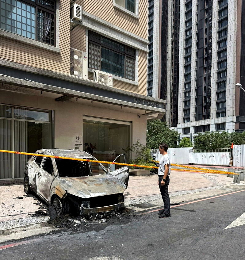 起火的汽車被大火燒毀嚴重。圖／竹北市民代表彭竣志提供