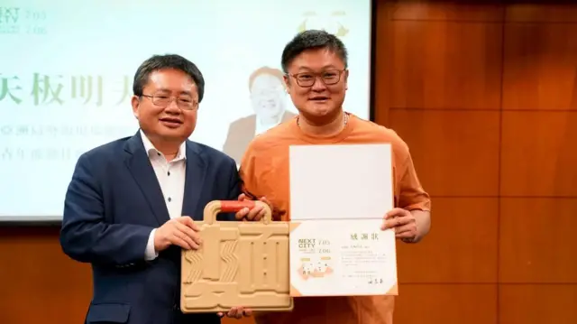 矢板明夫（左）出席“春雨文教基金会”在台中举办的活动后遇袭。图为他与台中市议员施志昌在活动上的合照。